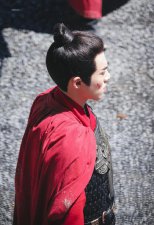 ​王鹤棣《浮图缘》饭拍路透 红衣铠甲战损妆帅气十足