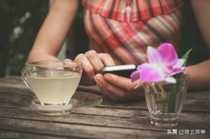 ​爱喝茶的女人性格解析（爱喝茶的女子很独特）