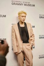 ​张艺兴受邀做客格莱美博物馆以《面纱》展示M-POP