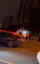 ​“这破车我赔得起！”男子雇叉车将占位小车丢进河里，警方通报，律师解读