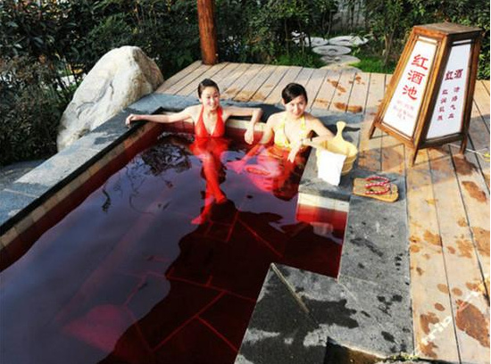 世界十大奇特沐浴方式排行榜：石油浴已有一千多年历史