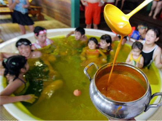 世界十大奇特沐浴方式排行榜：石油浴已有一千多年历史