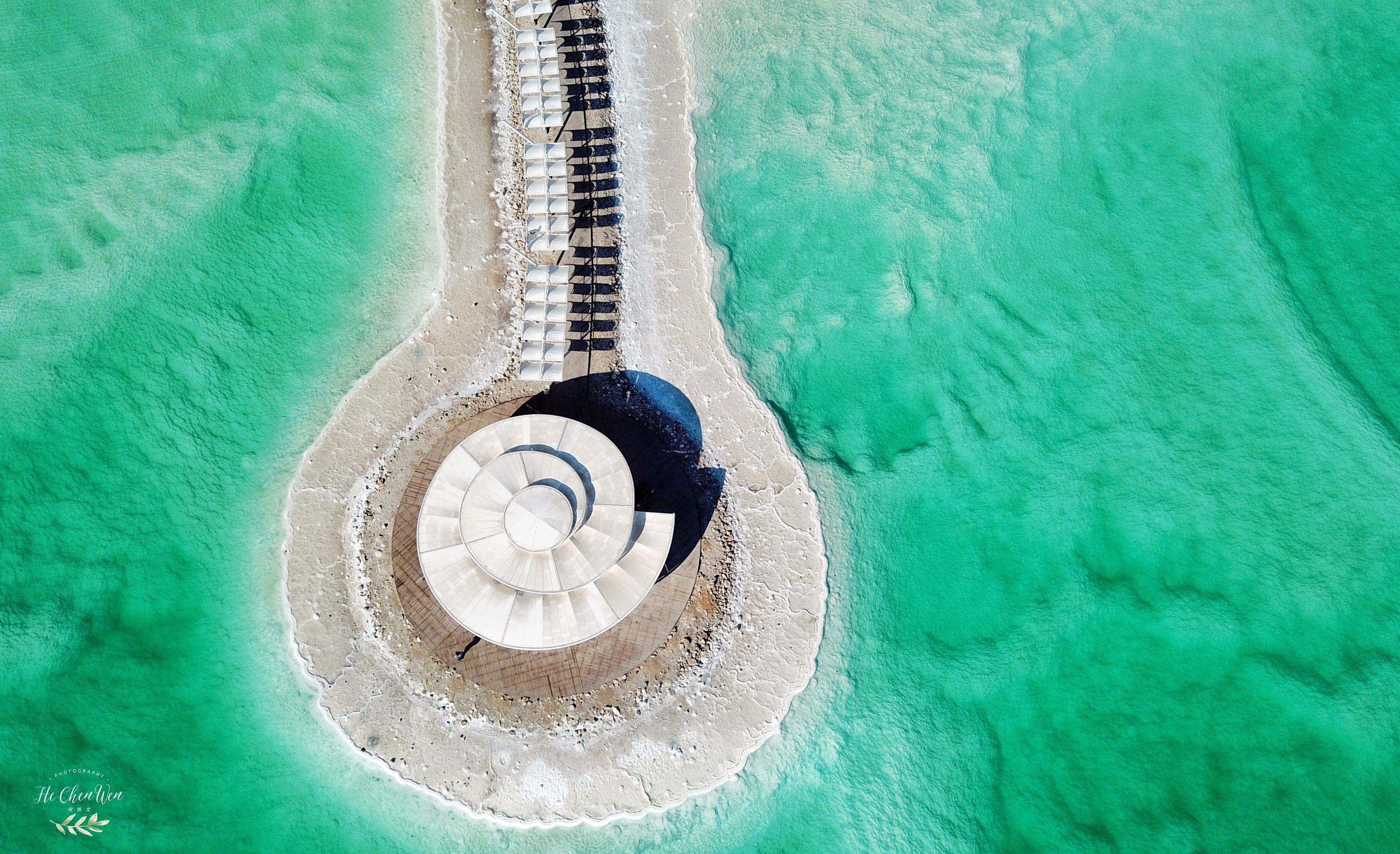 地球的肚脐眼，世界海拔最低的湖泊，不会游泳也能躺在湖面看书
