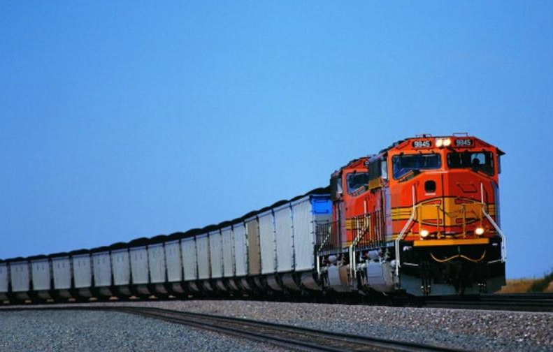 世界上最长的列车，全长7500多米，8个火车头可同时全力运行