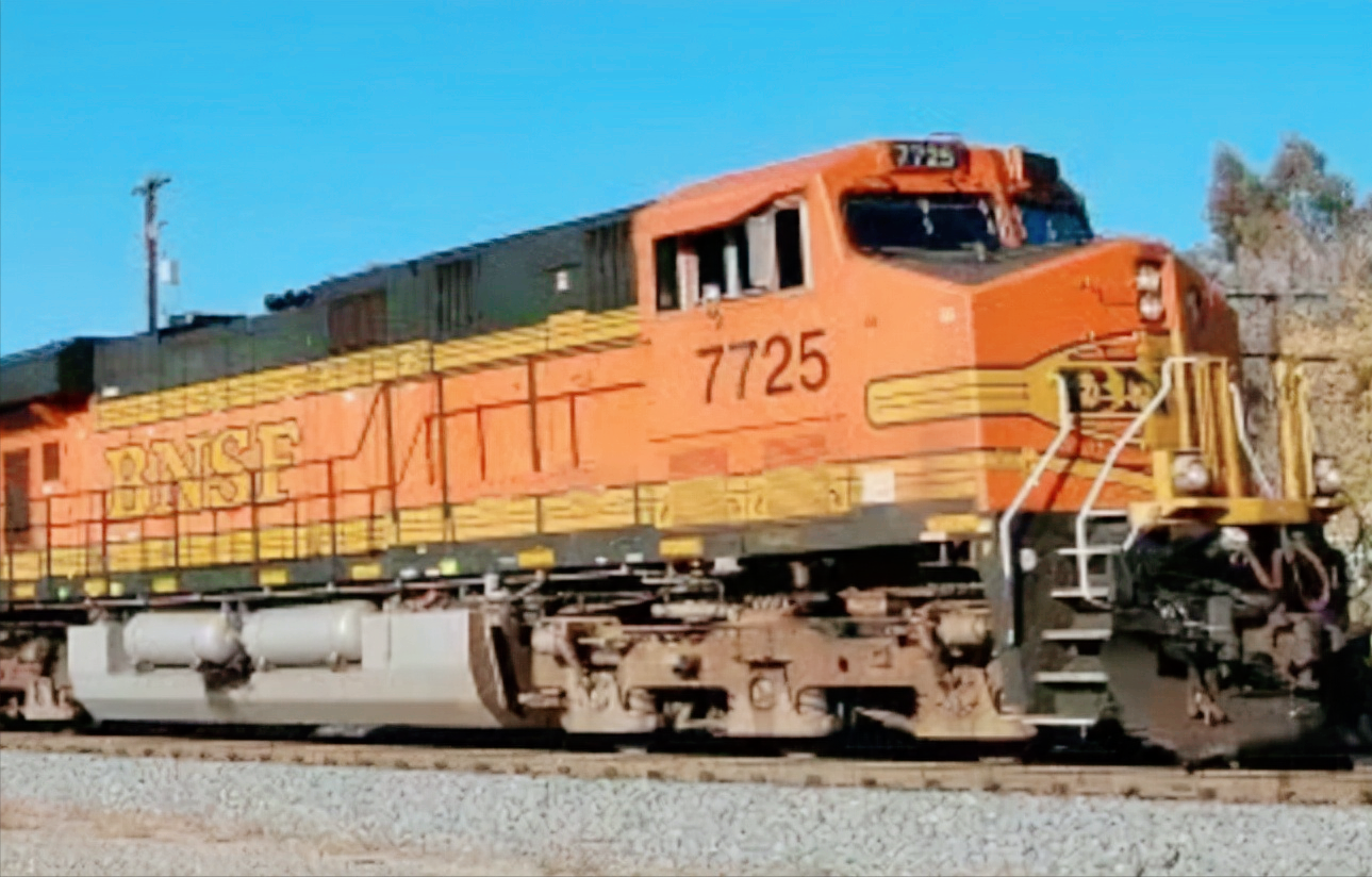 世界上最长的列车，全长7500多米，8个火车头可同时全力运行