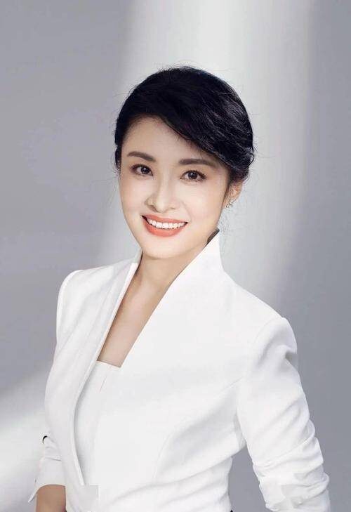 十大著名春晚主持人(10位央视春晚美女主持)插图27