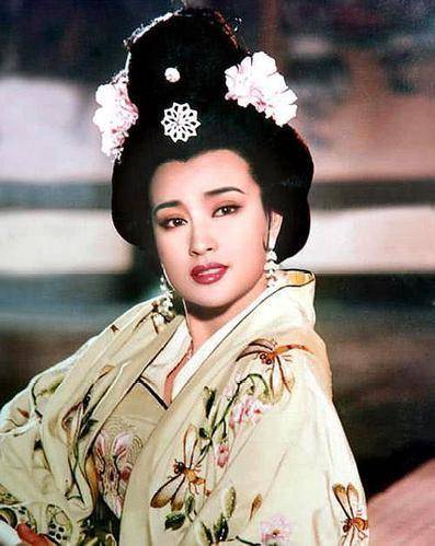 十大著名春晚主持人(10位央视春晚美女主持)插图2