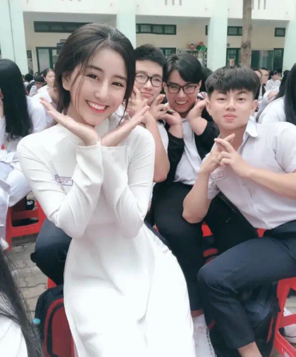 越南最美女大学生（越南最美校花图片分享）