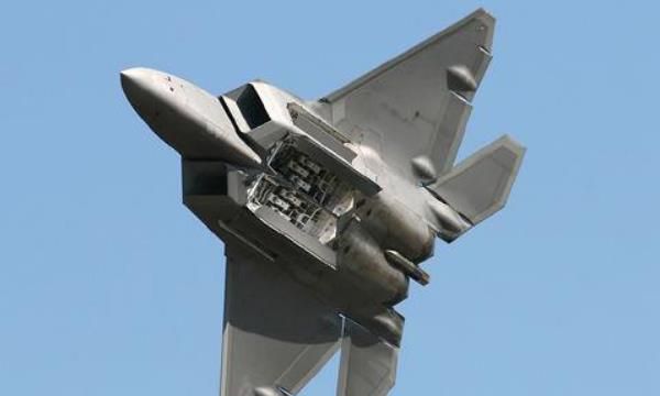 全球十大隐形战斗机（ 美国F-22隐形战斗机性能超越了F-15至少两到四倍）(4)_