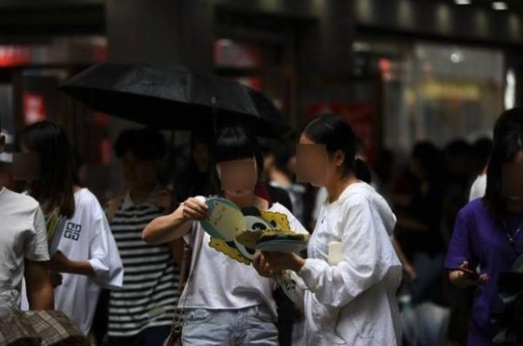 地铁上扫码关注的什么骗局「揭秘地铁上求扫码的真相别人挣钱你担风险」