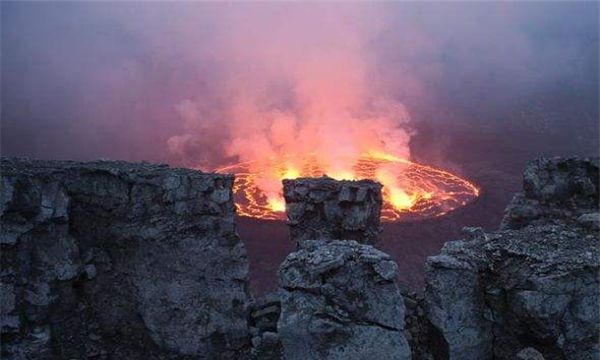 世界上最大的岩浆湖（尼拉贡戈火山整体海拔高度能够达到3470米）(1)_