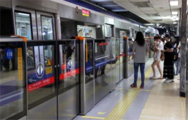 地铁为什么要装屏蔽门「傲群告诉你地铁为何要安装屏蔽门」
