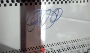 ​玻璃门上的签字笔印去除小妙招，护手霜+纸巾轻松擦除