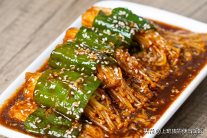 ​尖椒金针菇家常做法（分享超下饭的金针菇做法）