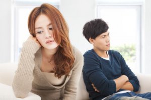 ​小三用死威胁老公怎么处理（小三自杀威胁碍不着渣男）