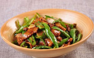 ​肉质鲜嫩小窍门，烹饪前加淀粉拌匀（烹饪时多放油）