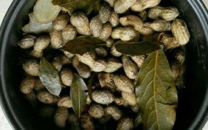 ​煮花生隔夜粘粘的，表明花生已经变质（食用会腹泻）
