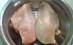 ​鸡胸肉解冻要多久，微波炉解冻10分钟（常温解冻3小时）