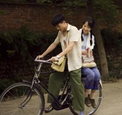 ​男的喜欢坐在女生摩托车后面