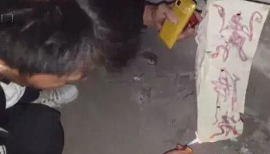 阿科哥探灵视频最恐怖的一期（当时他在一栋废弃的鬼婴楼中探灵）(4)_