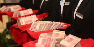 ​小学老师年底奖金多少(小学老师的年终奖有多少)