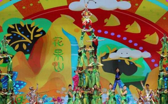 2015春晚小孩灵异事件（小孩子在舞台上跳着跳着就不见了）(1)_