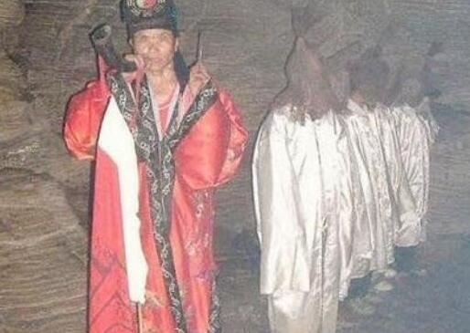 世界未解之谜（黑魔法让尸体自己就进入到坟墓中）(3)_