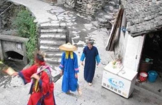 世界未解之谜（黑魔法让尸体自己就进入到坟墓中）(2)_