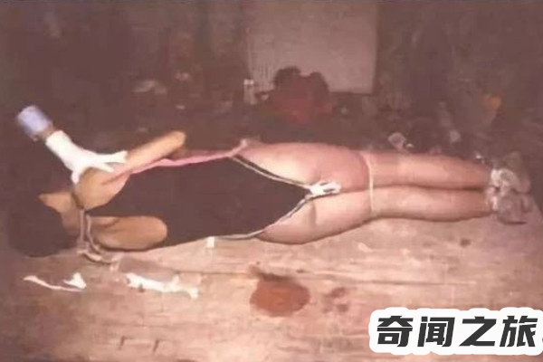 重庆的红衣小男孩事件(穿着泳装套着堂姐的红色裙子(1)_