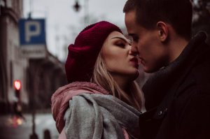 ​怎么追男生聊天技巧，女追男的技巧微信聊天
