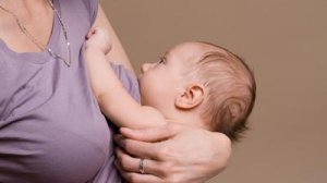 ​新生儿怎么让他吃母乳(刚出生的宝宝怎么喂母乳)