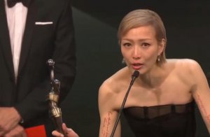 ​郑秀文夺“影后”时的表情大赏：刘德华忍泪、古天乐咬唇，许鞍华抱拳