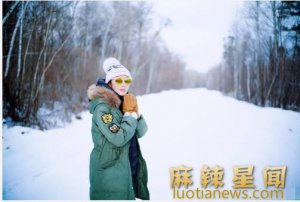 ​张敏男朋友是谁 女神年过50与小男友合影像母子