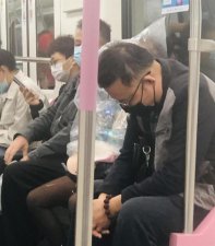 ​女子上半身套塑料袋在地铁内吃香蕉地铁客服地铁内不允许吃东西