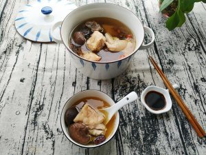 ​炖鸡放什么配菜(炖鸡放啥配菜)