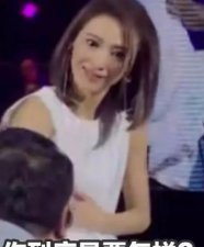 ​戴佩妮演唱会被粉丝抢唱视频(戴佩妮演唱会第二场)