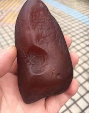 ​戴蜜蜡有什么好处(佩戴蜜蜡的好处和功效)