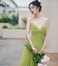 ​杨幂硬照也翻车了，穿露背装挺胸作画被指擦边，还与杨紫“撞鞋”