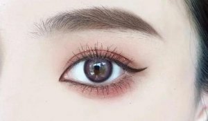 ​怎样画眼线好看又自然（教你正确画眼线的简单方法和步骤）
