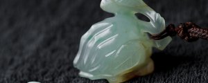 ​真玉和假玉的鉴别方法 玉上有层白霜怎么处理