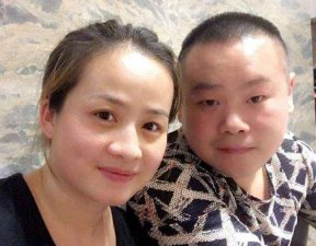 ​岳云鹏女子带二胎现身，素颜露面接地气，5岁女儿紧握妈妈不松手