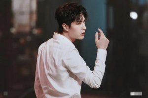​王一博肖战穿粉色衣服合照（王一博迷人舞姿上热搜）