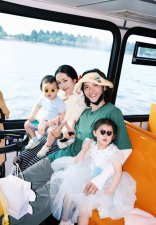 ​向佐郭碧婷带娃逛迪士尼 夫妻各抱一娃超温馨