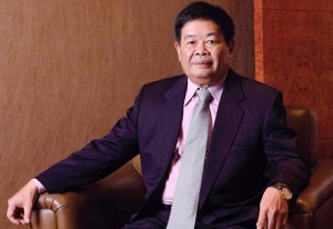 ​曹德旺的个人成长简介 他有两个儿子一个女儿