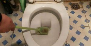 ​马桶里面的黄污垢怎么去除,马桶上的陈年黄渍怎么能清除干净