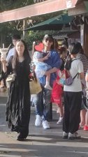 ​向佐郭碧婷游西湖被偶遇 夫妻俩抱娃散步悠闲惬意