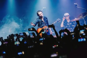 ​谢天笑演唱会合唱《向阳花》为地震灾区加油