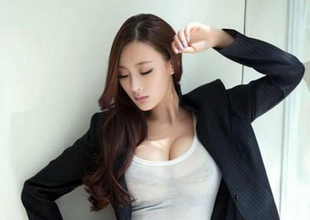 王李丹妮的胸便是她的标签 怎样大概不受闭心