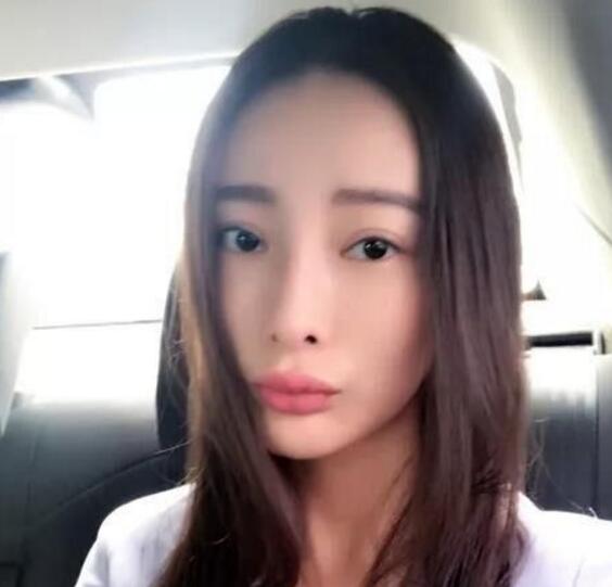 王李丹妮的胸便是她的标签 怎样大概不受闭心
