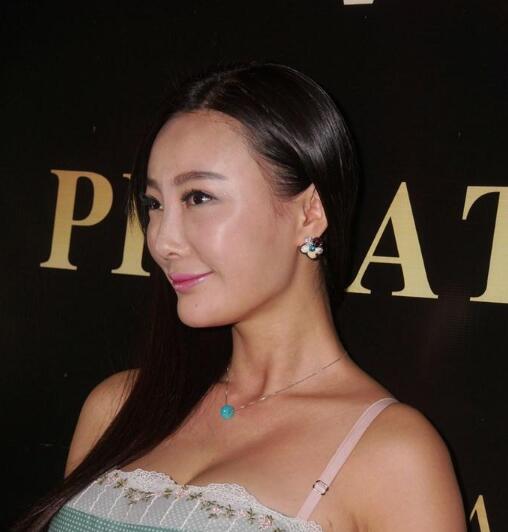 王李丹妮的胸便是她的标签 怎样大概不受闭心